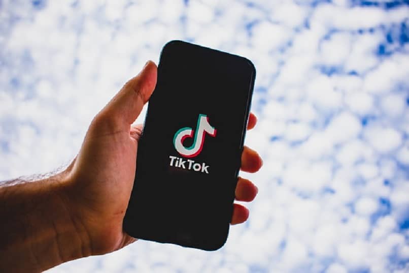 sujetando telefono usando tiktok